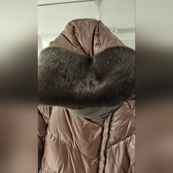 Halston Luxe Chocolate Brown Faux‑Fur Trim Quilted Puffer Coat – Small – NWT - Picture 9 of 11